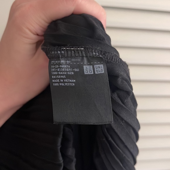 Uniqlo Black Pleated Sleeveless Dress - Picture 6 of 7